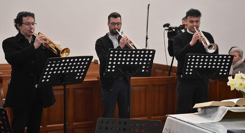 A földrengés károsultjaiért szólt a zene a jászberényi református templomban