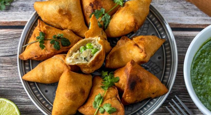Ropogós samosa indiai recept alapján: krumpli és borsó kerül bele