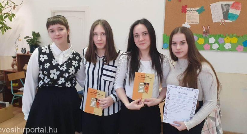 Anyanyelvi versenyen indultak a nyolcadikos lányok