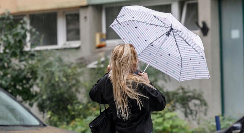 Az eső is nehezíti a közlekedési viszonyokat az utakon
