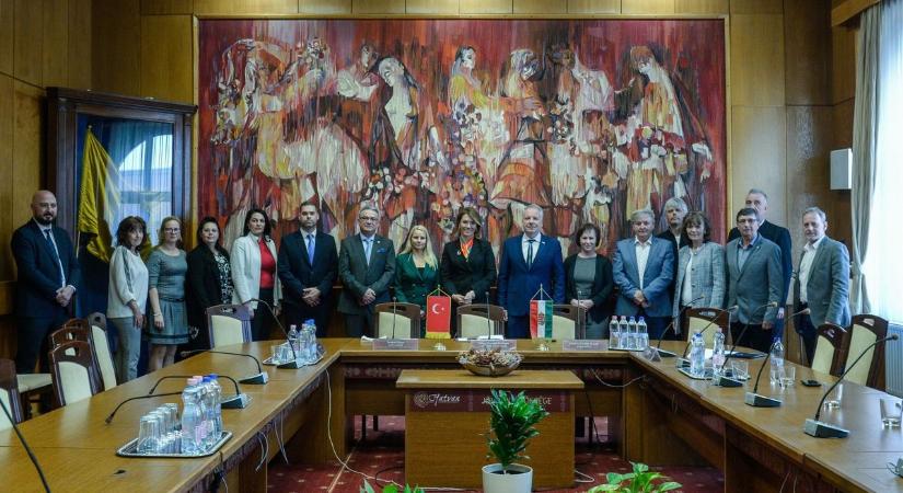 Hatvanban a török nagykövet: gazdasági, kulturális és sport együttműködésről tárgyaltak  fotók