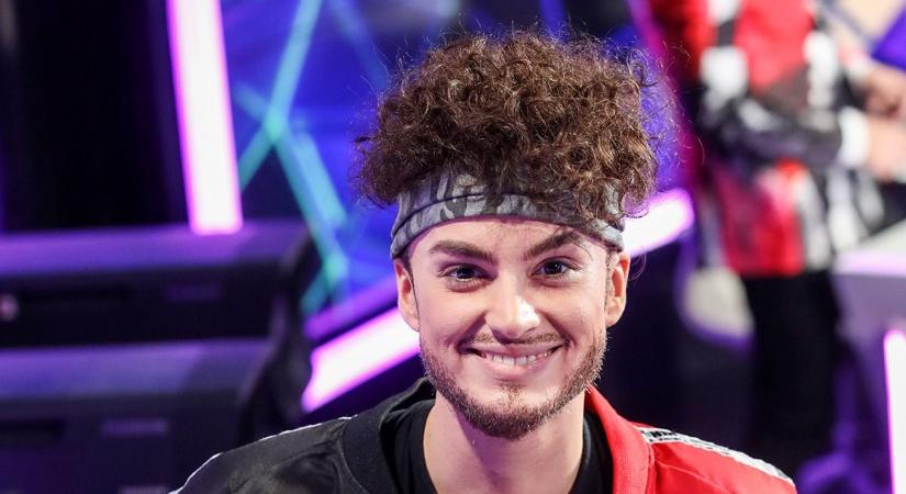 Két énekesnő igyekszik meggyőzni Tóth Andit