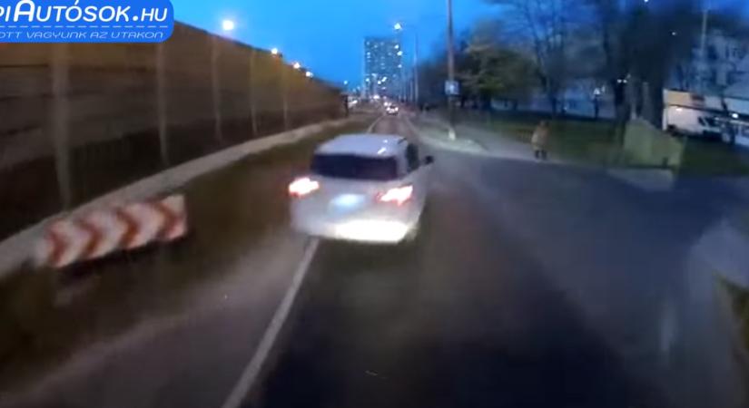 Napi bunkó autós: az utolsó pillanatban emberkedett száguldozva a trolibusz elé a Kacsóh Pongrácz úton, centiken múlott a baj - itt a videó