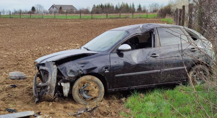 Biztonsági öv nélkül - Súlyos baleset Szombathely határában, kirepült a sofőr az autóból - fotók