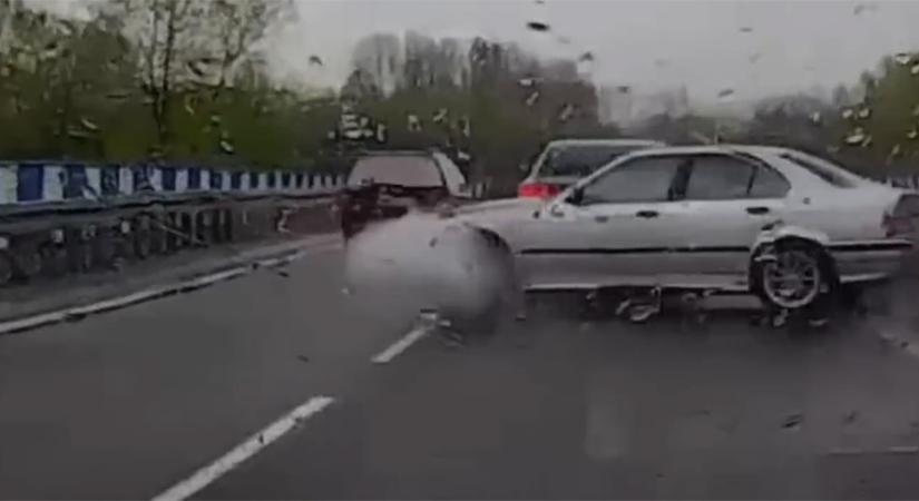 Meg akarta mutatni a BMW-s, hogy esőben is nagyon jól vezet, aztán jött a kanyar - videó