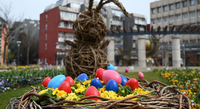 Kikerültek a húsvéti díszek a zalaegerszegi Dísz térre
