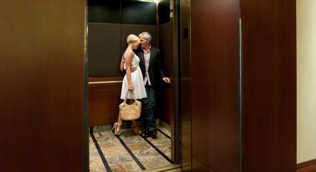 Kirúgták a londoni Ritz hotel biztonsági őrét, mert levideózott egy liftben szexelő párt