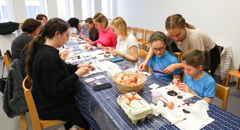Ezúttal tavasztündért készítettek és tojást írtak a kézműves kuckóban Szombathelyen - fotók