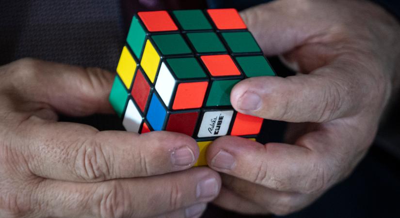 Egy kínai kisfiú lett az új rekorder: kevesebb, mint 5 másodperc alatt rakta ki a Rubik-kockát