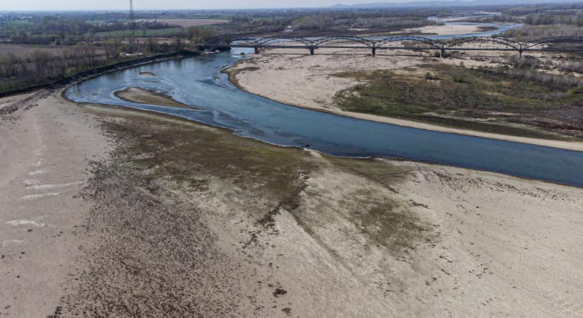 Friss fotókon látszik, hogy a szokásos vízmennyiség kétharmada hiányzik a Pó folyóból