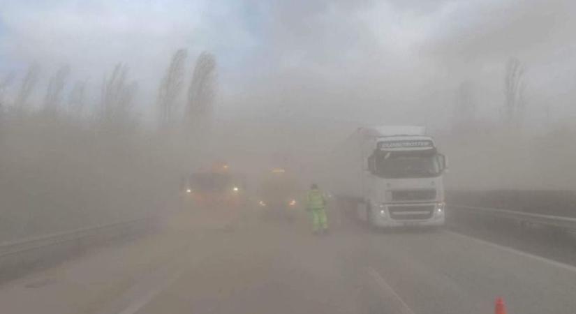 Autósok figyelem: nagy porátfúvások miatt alig látni a Tata-Komárom összekötő úton