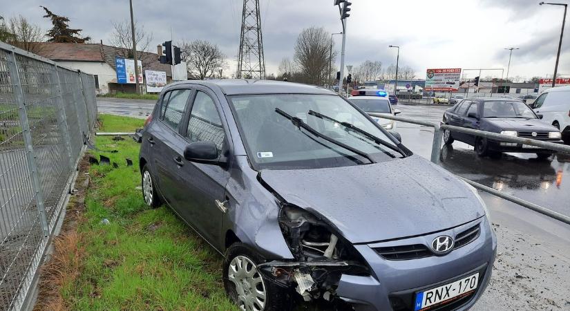 Lámpát döntött a Hyundai a Debreceni úton (fotók)