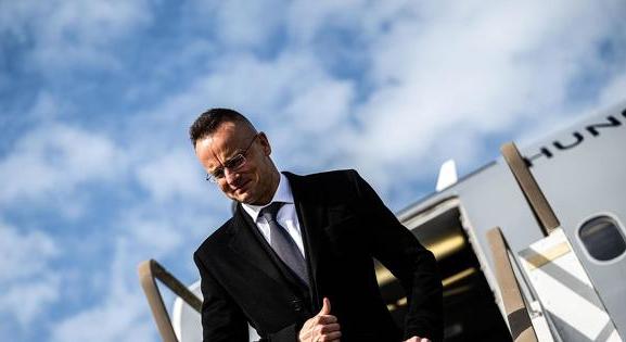Szijjártó Péter nagyon aggódott a tiszta vízért New Yorkban