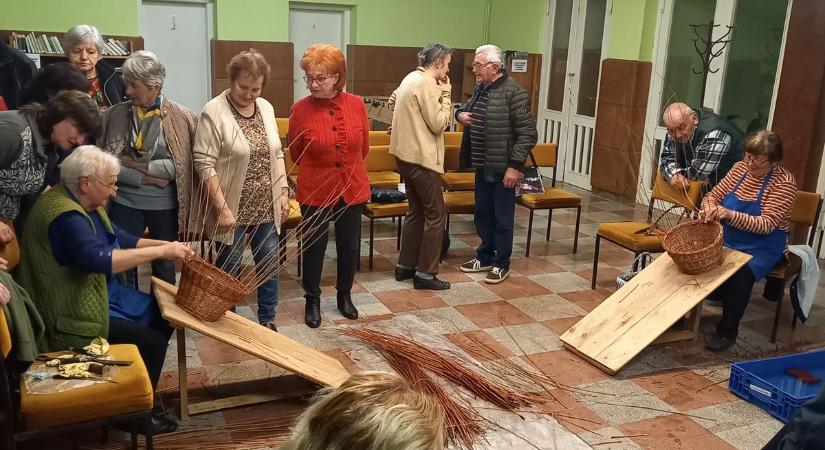 Nyugdíjasok ismerkedhettek a kosárfonással Lovásziban