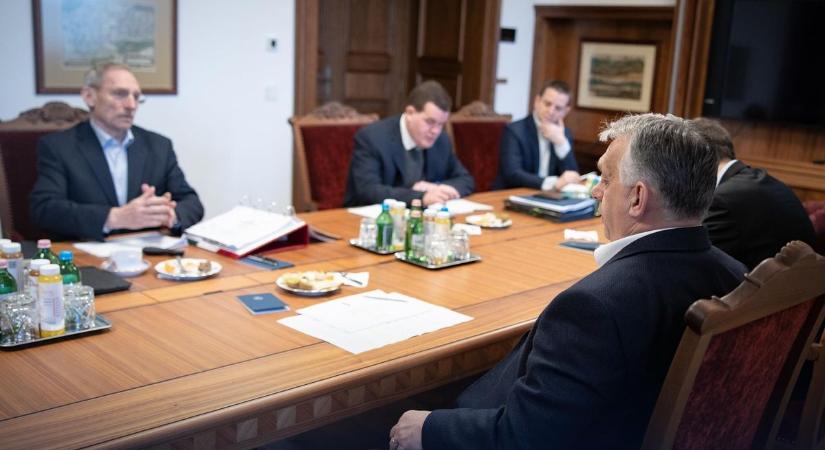 Orbán Viktor hazatért Belgrádból és azonnal kormánykabinet-ülést hívott össze a Karmelitában