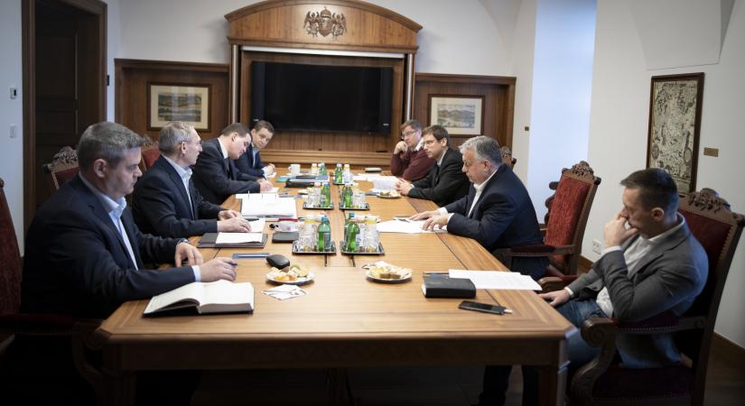 Váratlan időpontban tartott ülést Orbán Viktor a Karmelitában