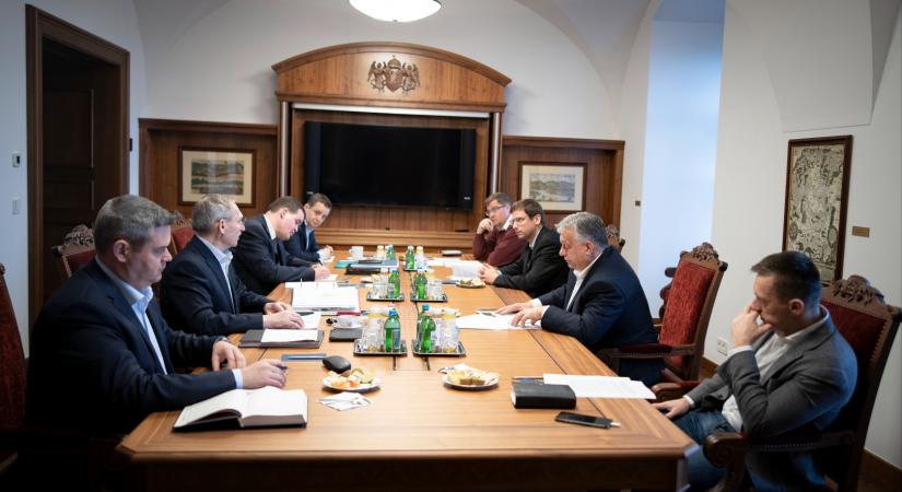 Rogánnal, Pintérrel és Gulyással tartott kormánykabinet-ülést Orbán Viktor