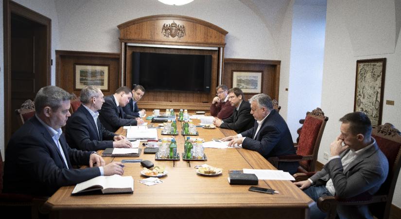 Pintér Sándorral egyeztetett Orbán a Karmelitában