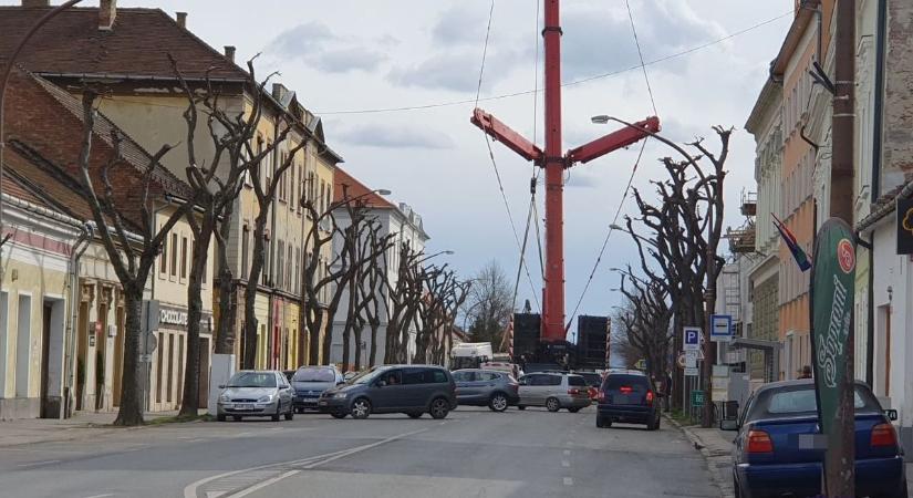 Hiába a tiltás, a gigadaru közelébe hajtanak az autósok Esztergomban