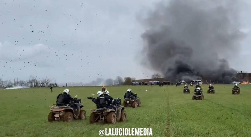 Videó: quadról szórta a gumilövedéket a tüntetőkre a francia rendőrség