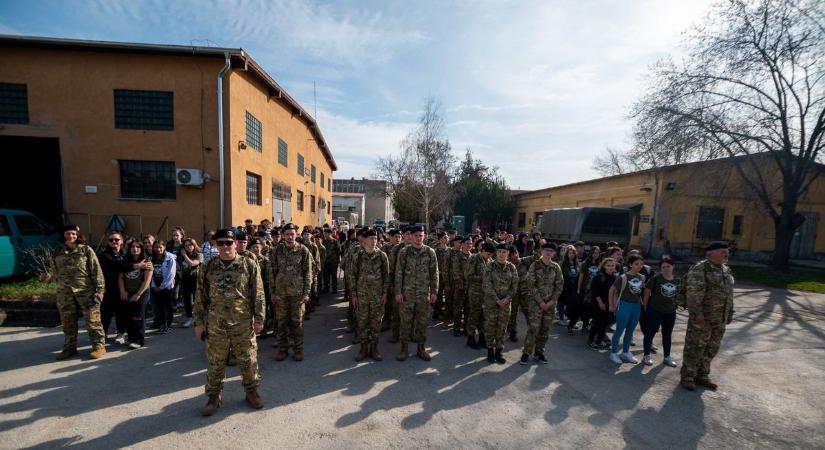 Harckocsiba is ülhettek a kadétok