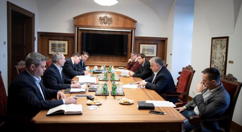 Orbán Viktor billiárdozott egyet a szerb elnökkel Belgrádban, majd hazajött és összehívta a belügyi kabinetülést