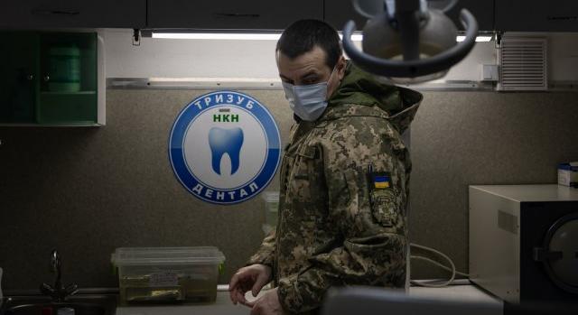 Egy fogfájós angol férfi Kijevbe utazott, mert ott feleannyiba került a fogorvos