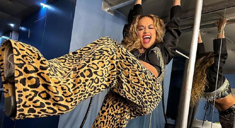Rita Ora egy sminkszobában táncolt, jól szórakozott