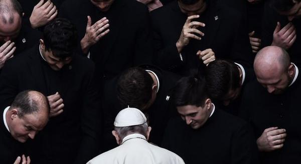Az eurószázmilliókkal zsonglőrködő bíboros, aki miatt áll a bál a Vatikánban