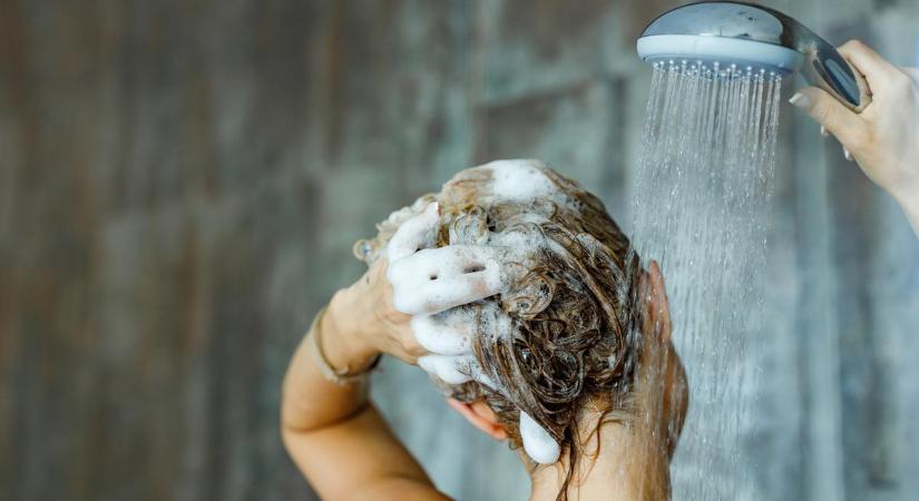 Ha így mosod meg a hajad, tovább marad tiszta és dús hatású