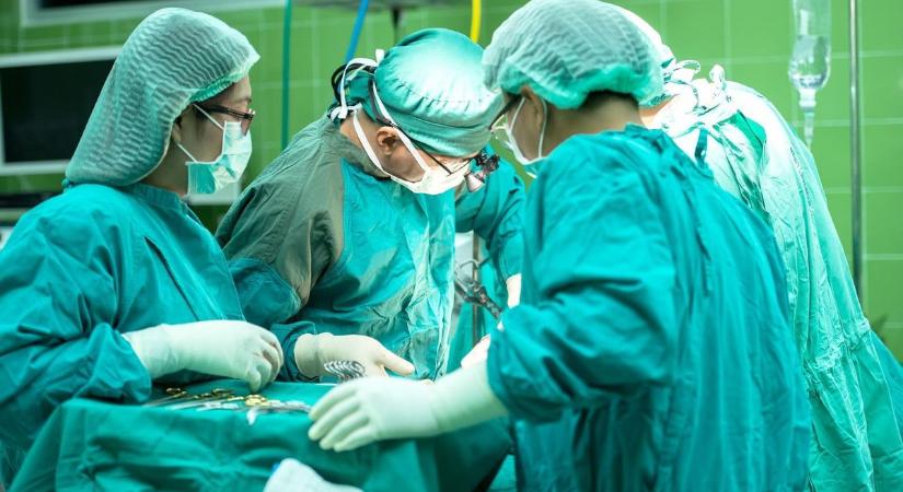 Brutális összegre perli a kórházat egy férfi, akinek az egészséges lábát műtötték meg