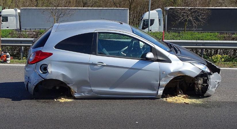 Egy személyautó csapódott szalagkorlátnak Örkény határában, az M5-ös autópályán – galériával
