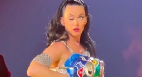 Katy Perry megmutatta, hogyan csinálta a netes szenzációvá vált trükköt a szemével