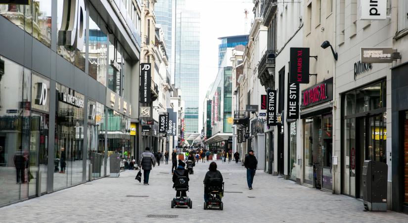 Brüsszelben éjszakai kijárási tilalmat, kötelező utcai maszkviselést rendeltek el
