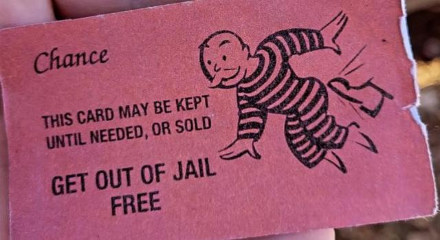 Monopoly-ból származó „Szabadulás a börtönből” kártyát nyomott a rendőr kezébe, de nem sikerült meghatnia