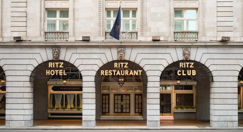 Kirúgták a londoni Ritz hotel biztonsági őrét, mert levideózott egy liftben szexelő párt