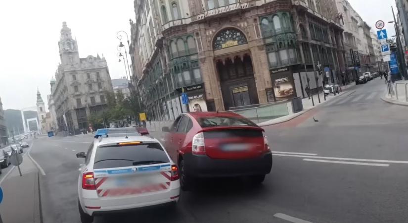 Nagy baleset Budapest belvárosában: rendőrrel ütközött a Toyota Prius! – VIDEÓ