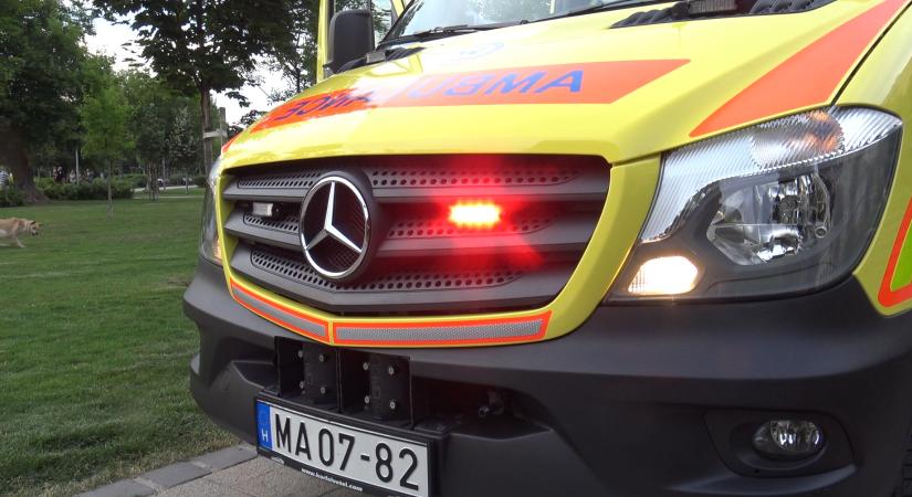 Mentőautó és személygépkocsi ütközött Kispesten, négyen megsérültek