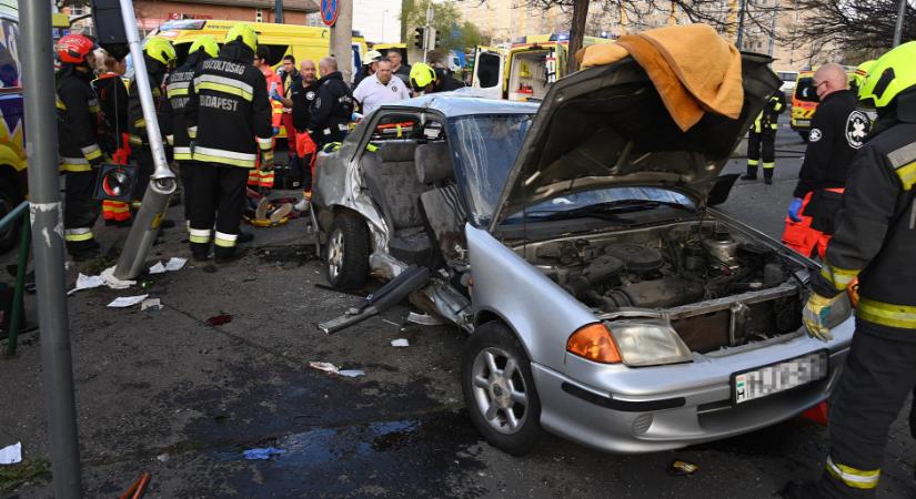 Szörnyű baleset: mentőautó ütközött egy autóval Kispesten