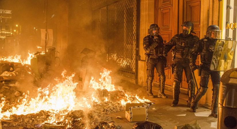 Savas bombával gyújtják fel, szigonnyal verik a rendőröket a gazdag, belvárosi fiatalok Párizsban