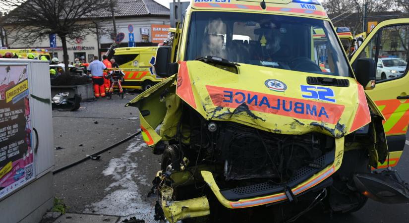 Mentőautó és személygépkocsi ütközött Kispesten, sérültek