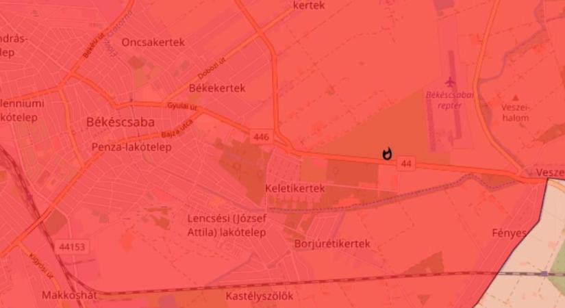 Kigyulladt egy autó a 44-esen, Békéscsabánál