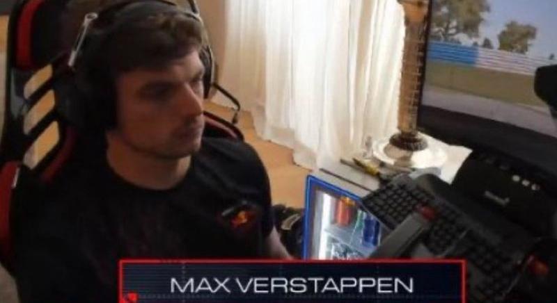 Max Verstappen egy hűtőn tartja a világbajnoki trófeát