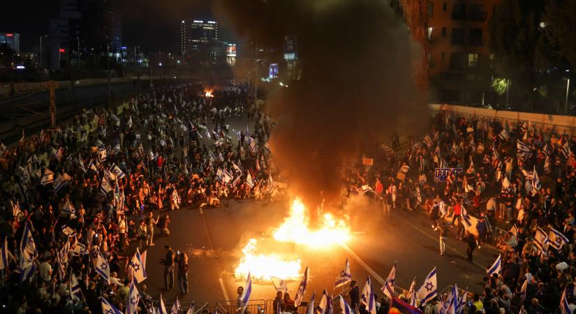 Máglyát gyújtottak egy autópályán és a miniszterelnök háza előtt is tüntettek Izraelben