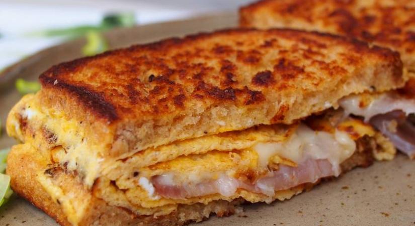 Isteni sonkás-sajtos omlettszendvics: laktató, meleg reggeli pillanatok alatt