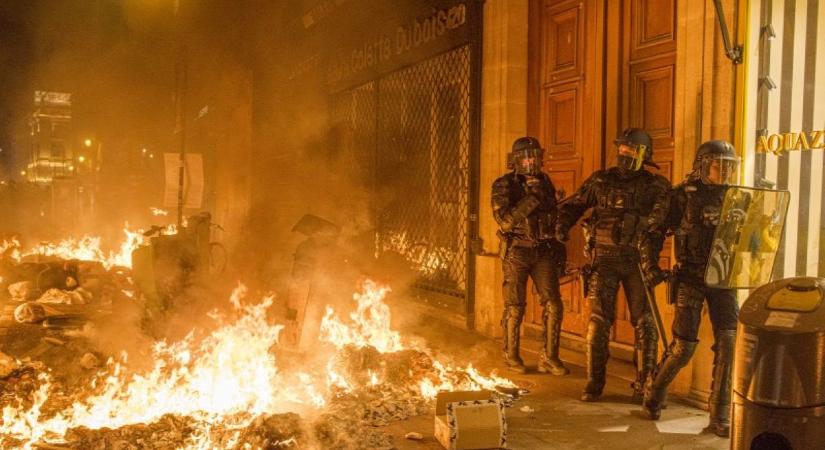 Verik a rendőröket a gazdag, szélsőbaloldali fiatalok Párizsban