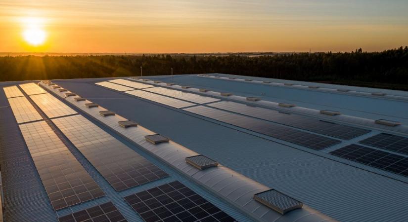Thaiföldi gyár fog otthont adni a világ legnagyobb napelemes tetőszerkezetének
