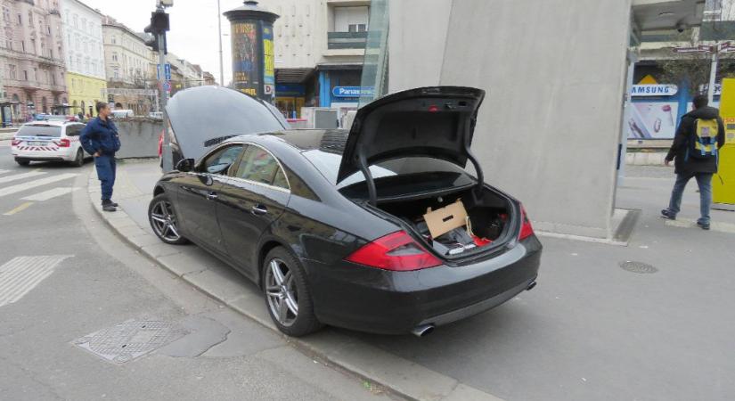 Nem fogja elhinni, mit találtak egy lopott autóban Budapesten - videó