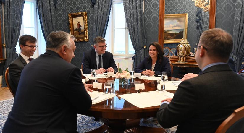 Novák Katalin a Sándor-palotában fogadta Orbán Viktort