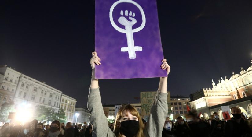 Több ezer ember tüntet szerte Lengyelországban az abortusz feltételeit szigorító alkotmánybírósági döntés ellen